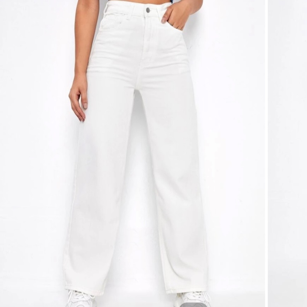 White Highwaisted Straight Leg Jeans!